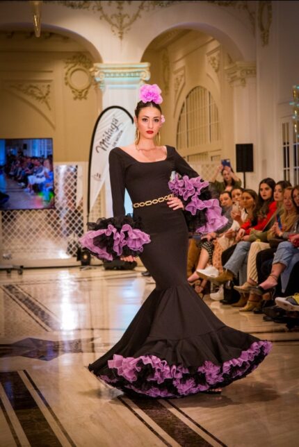 TRAJE DE FLAMENCA LISO CON ESCOTE CUADRADO