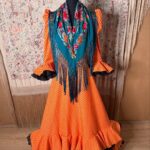 vestido naranja con topo negro