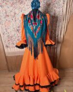 vestido naranja con topo negro