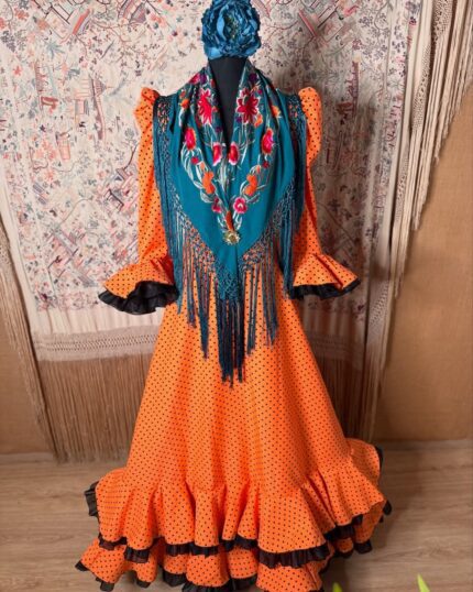 vestido naranja con topo negro
