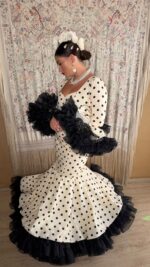 TRAJE DE FLAMENCA MODELO EMBRUJO BEIG LUNARES NEGROS - Imagen 3
