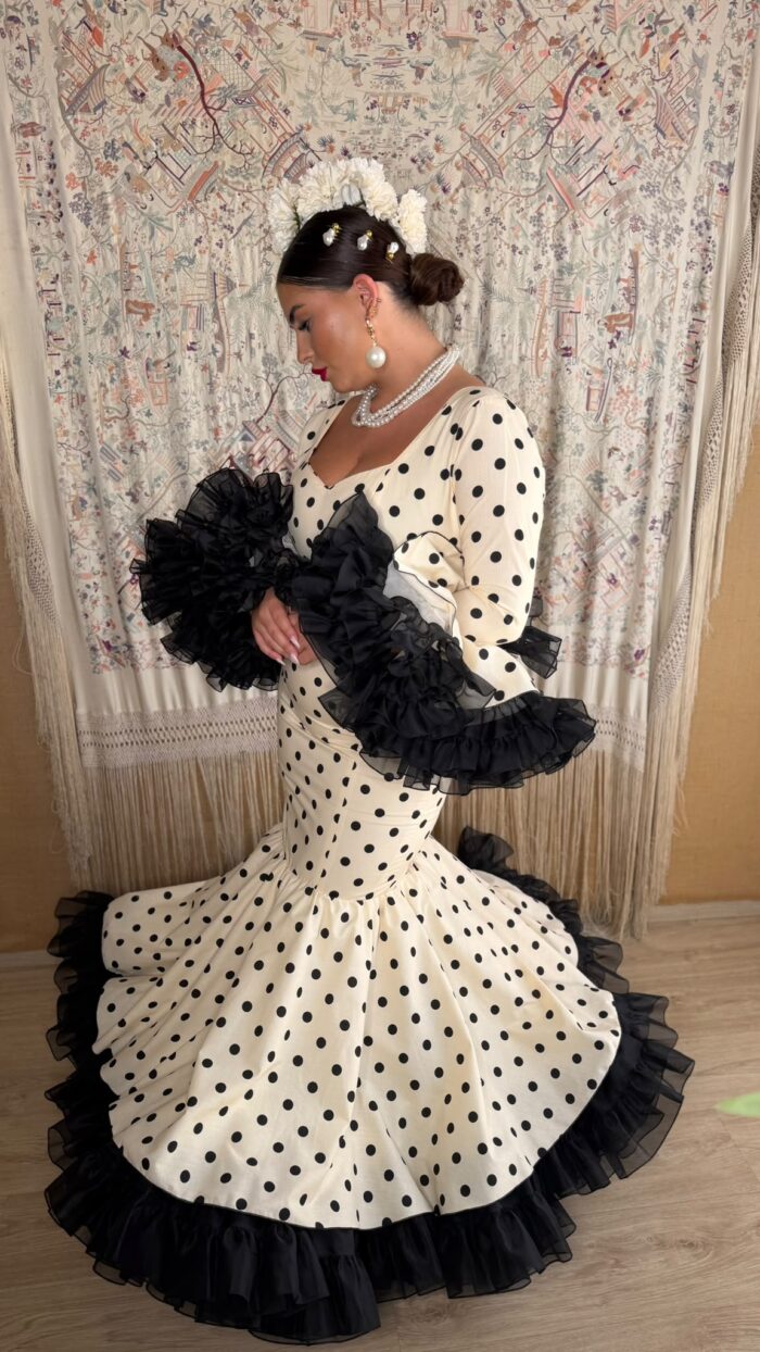 TRAJE DE FLAMENCA MODELO EMBRUJO BEIG LUNARES NEGROS - Imagen 3