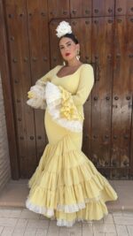 TRAJE DE FLAMENCA CANASTERO MODELO TRINI AMARILLO PASTEL - Imagen 2