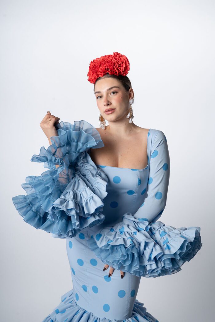 traje de flamenca azul Modelo Mediterranea