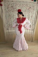 Traje de flamenca canastero Modelo Pepa blanco lunar rojo
