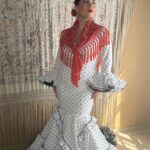TRAJE DE FLAMENCA MODELO ALBOROTO BLANCO LUNAR NEGRO