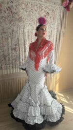 TRAJE DE FLAMENCA MODELO ALBOROTO BLANCO LUNAR NEGRO