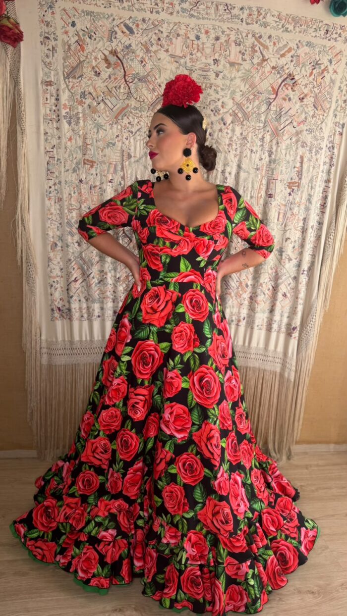 TRAJE DE FLAMENCA NEGRO CON ESTAMPADO DE FLORES MODELO ALICIA - Imagen 2