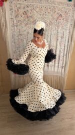 TRAJE DE FLAMENCA MODELO EMBRUJO BEIG LUNARES NEGROS - Imagen 2