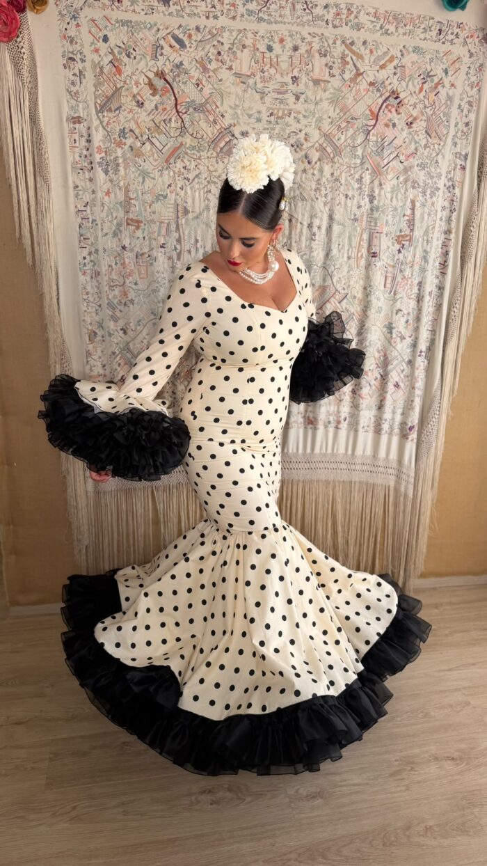 TRAJE DE FLAMENCA MODELO EMBRUJO BEIG LUNARES NEGROS - Imagen 2
