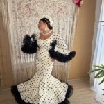 TRAJE DE FLAMENCA MODELO EMBRUJO BEIG LUNARES NEGROS