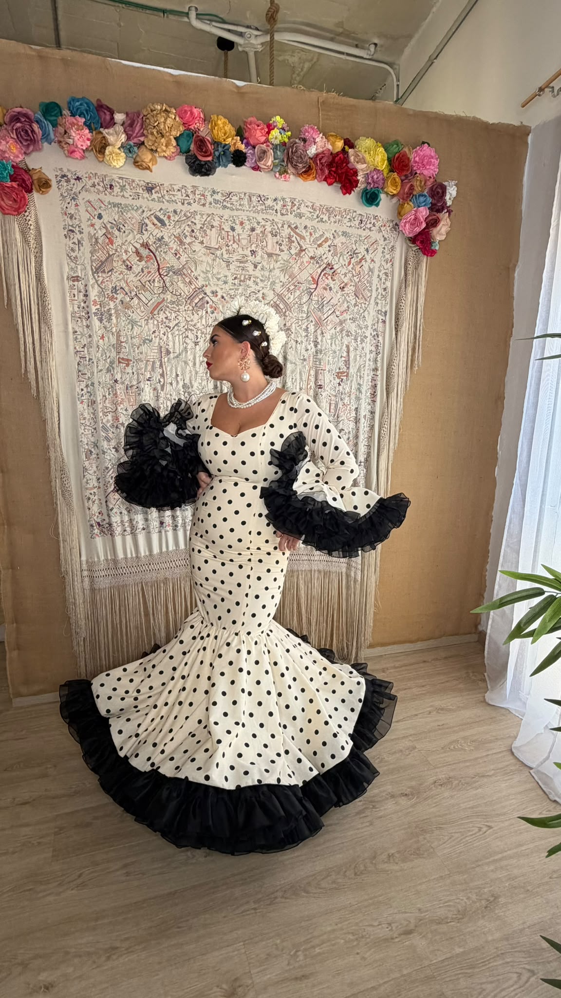 WhatsApp Image 2026-10-05 at 12.52.29 (7) TRAJE DE FLAMENCA MODELO EMBRUJO BEIG LUNARES NEGROS - Imagen 1