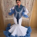 VESTIDO DE FLAMENCA MODELO ZAHARA BLANCO LUNAR AZUL DUCADO