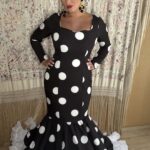 traje de flamenca negro con topos blancos grandes