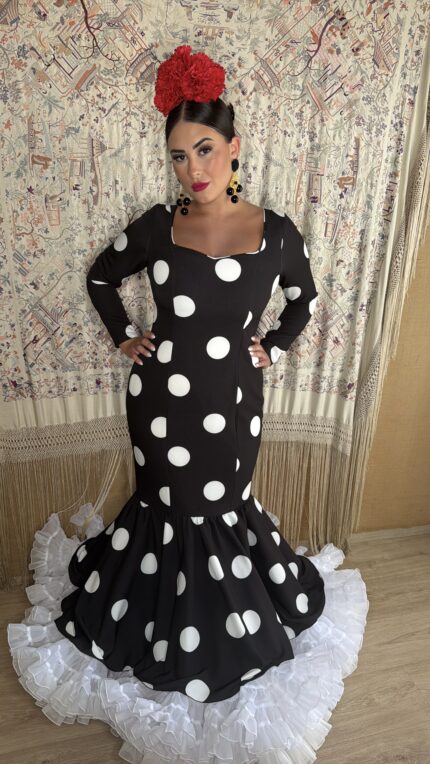 traje de flamenca negro con topos blancos grandes
